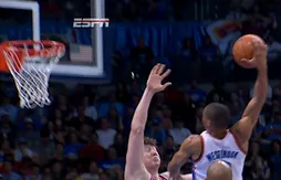 Russell Westbrook écrabouille Omer Asik