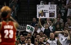 Quand les fans de Boston chambrent LeBron James