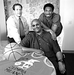 Arn Tellem (agent de joueurs), Joe Bryant et Kobe posent avec le maillot de l’Olimpia Milano. La star des Lakers a été socio du club lombard.