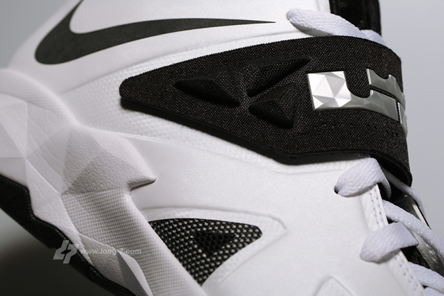 Nike Zoom Soldier VII