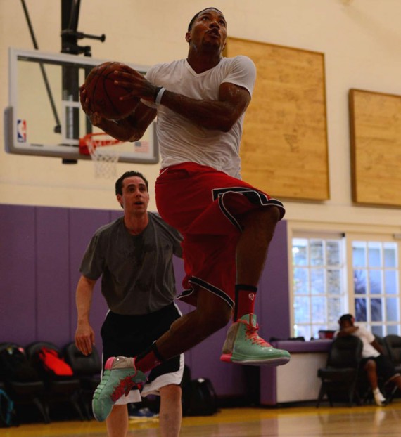derrick-rose-practices-in-adidas-rose-4-with-kevin-durant-7-570x622
