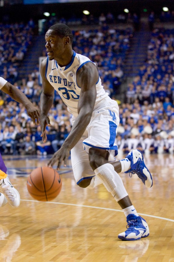 nike-lebron-11-kentucky-pe-03-570x855