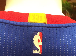 Patch doré sur le col du maillot des Pistons