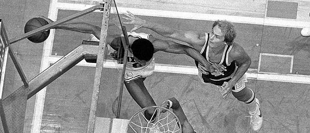 Le 11 mai 1980, Julius Erving réalisait le lay up le plus dingue de l'histoire