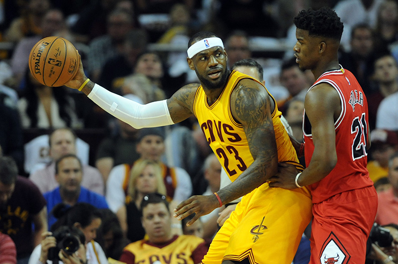 Le MVP de la nuit : le bandeau de LeBron James • Basket USA