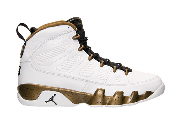air-jordan-9-statue-retail-02