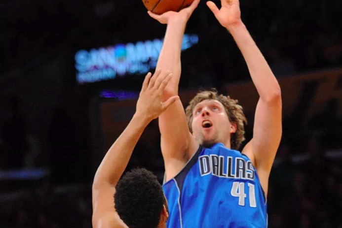 Dirk Nowitzki terrasse les Lakers à deux secondes du buzzer