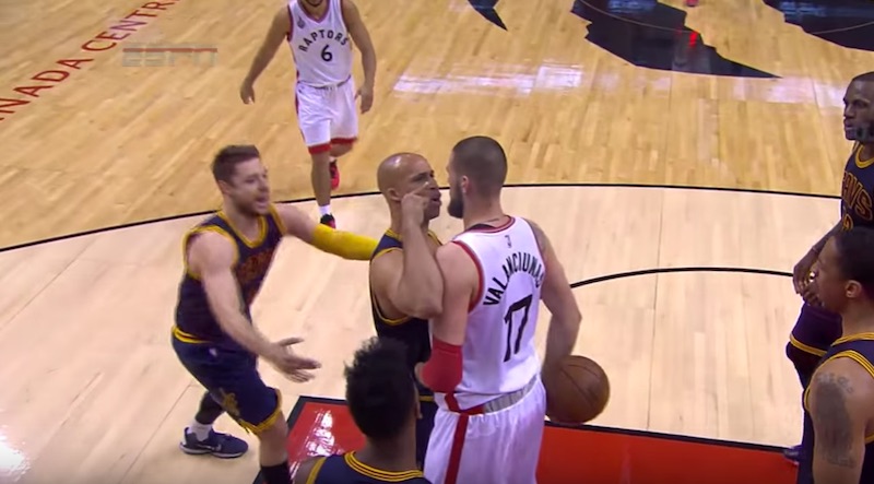Les images de l'accrochage entre Richard Jefferson et Jonas Valanciunas