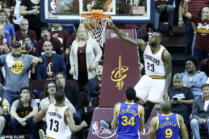 la perf' de LeBron est superbe : 32 pts, 11 rbds, 6 pds en 40 minutes, à 14 sur 26 aux tirs. Il ajoute 2 contres, mais perd 5 ballons.