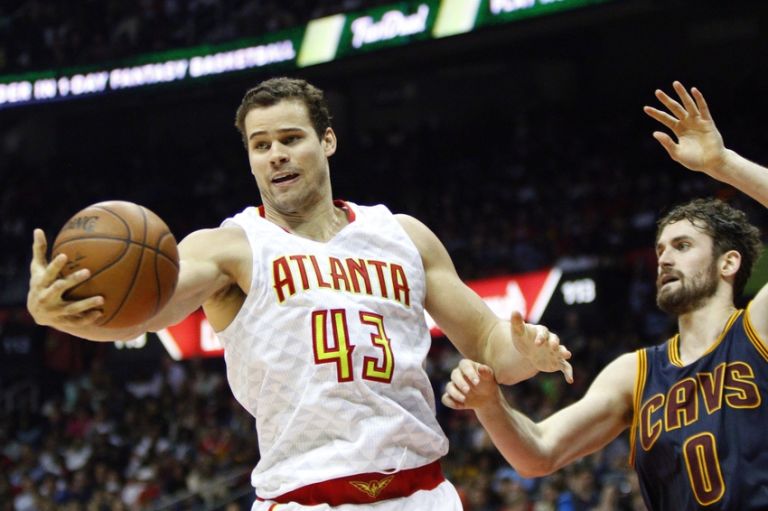 Apr 1, 2016; Atlanta, GA, USA; Atlanta Hawks forward Kris Humphries (43) grabs a rebound past Cleveland Cavaliers forward Kevin Love (0) in the second quarter at Philips Arena. Mandatory Credit: Brett Davis-USA TODAY Sports