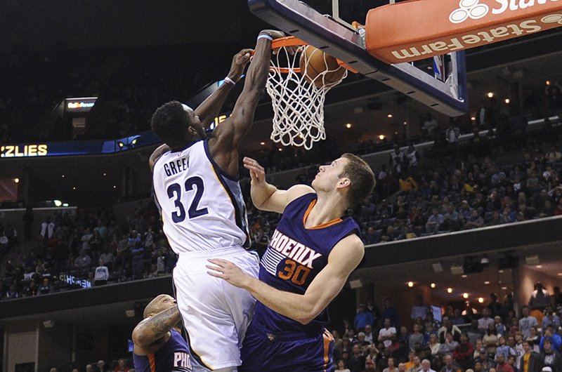 Dec 6, 2015; Memphis, TN, USA; Memphis Grizzlies forward Jeff Green (32) dunks the game winning shot over Phoenix Suns forward Jon Leuer (30) at FedExForum. Memphis Grizzlies defeats Phoenix Suns 95 - 93. Mandatory Credit: Justin Ford-USA TODAY Sports