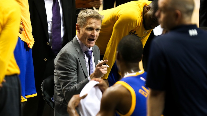 La NBA a décidé d'autoriser les staffs à utiliser sur le banc des données réservées jusqu'à présent aux vestiaires. En clair, en temps réel, le spécialiste vidéo d'une équipe pourra isoler une action, la monter et la partager avec le staff technique.