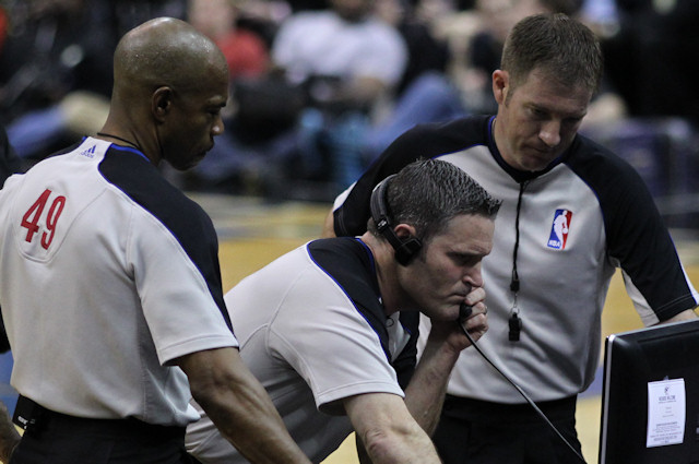 les arbitres NBA n'auront plus besoin de se réunir autour de la table de marque pour des actions en cours de match, tel un contre en phase descendante, un shoot à la limite des 24 secondes, un pied sur la ligne sur un 3-points ou un passage en force.