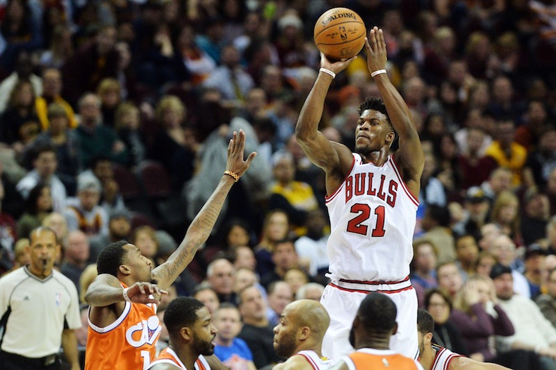 LeBron James (32 points, 8 rebonds, 7 passes) ne peut empêcher les Bulls de s'imposer à la Q Arena et mettre fin à la série de neuf victoires des Cavs à domicile (106-94)