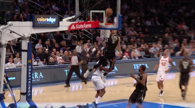 replay Giannis Antetokounmpo dunke par dessus Tim Hardaway Jr