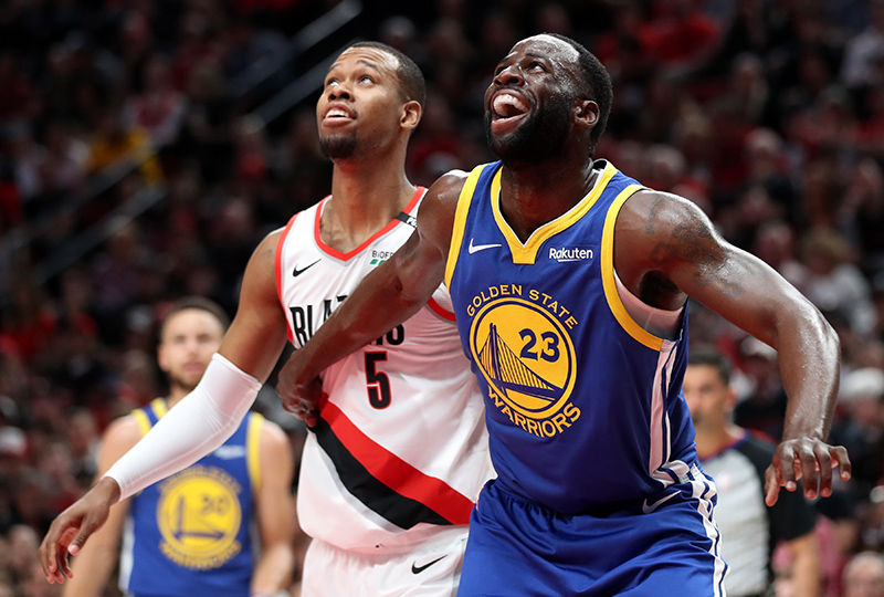 Sur les épaules d'un fantastique Draymond Green (20 points, 13 rebonds, 12 passes), en triple double, les Warriors ont à nouveau donné une leçon de réalisme à des Blazers bien trop tendres en deuxième mi-temps.