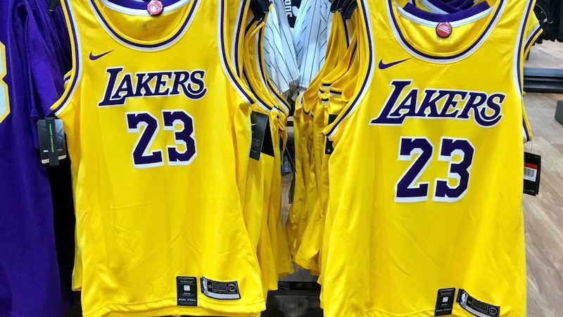 Des fans protestent devant le Staples Center contre la direction des Lakers