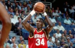 Le 14 mai 1987, les Sonics écartent un immense Hakeem Olajuwon