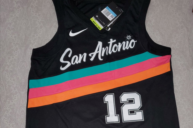 Les Spurs mettent à l'honneur leurs couleurs « Fiesta » pour leur maillot «  City Edition » • Basket USA