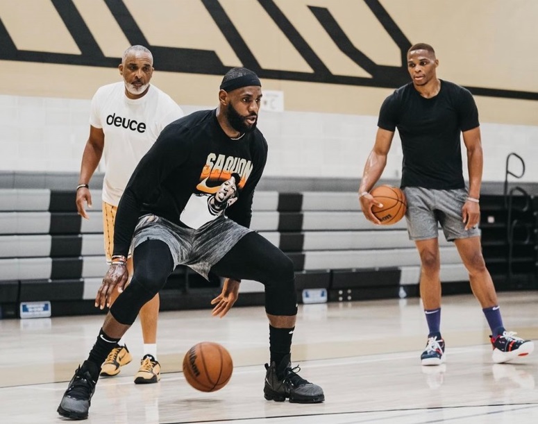 Les premiers clich s d une LeBron 19 enti rement noire Basket USA