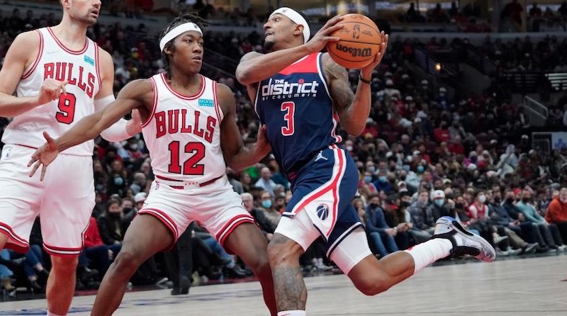 Bradley Beal sanctioned by Ayo Dosunmu… after giving him advice in the middle of a game |  NBA