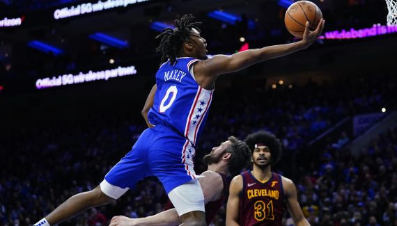 Tyrese Maxey sonne la charge face aux Cavaliers