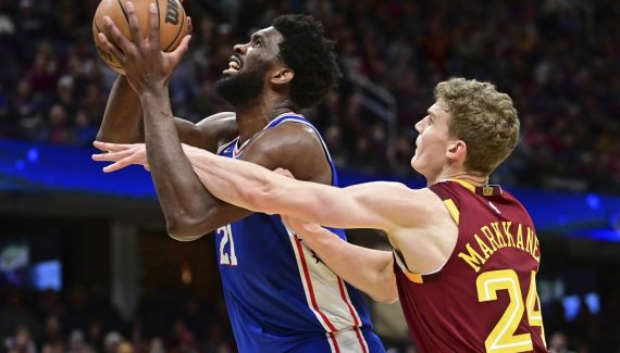 A distance, Joel Embiid (44 points) répond à Nikola Jokic pour repousser les Cavaliers