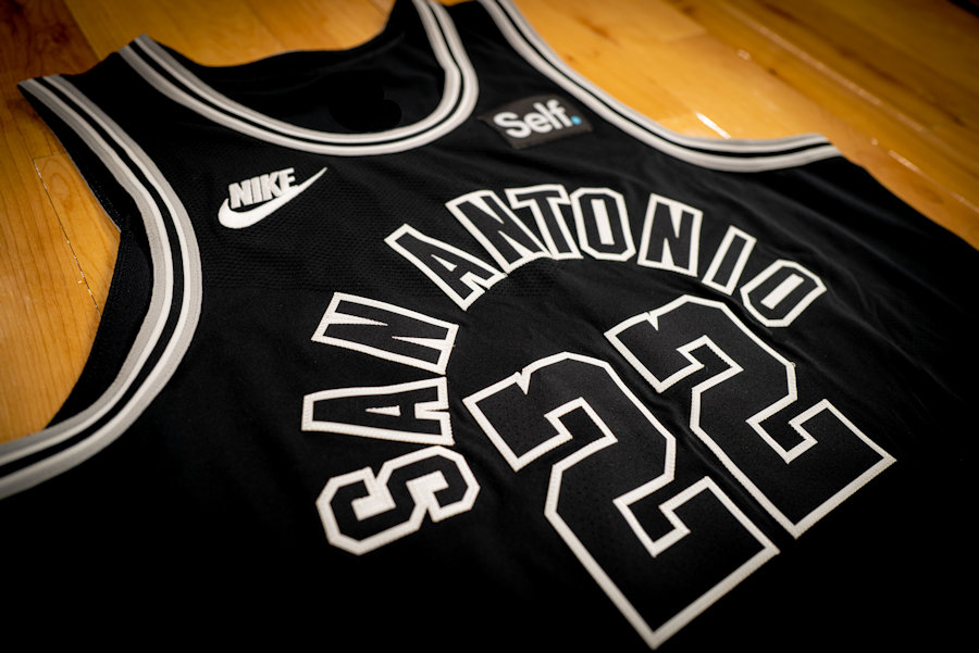 Un maillot spécial pour fêter les 50 ans de la création des Spurs • Basket  USA