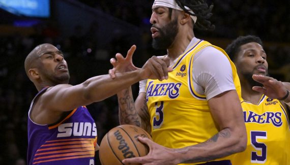 Les Lakers résistent à Devin Booker pour se relancer dans la course aux playoffs