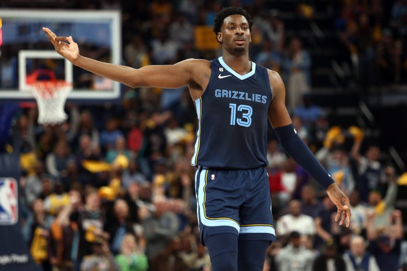 Défenseur de 2023 | Jaren Jackson Jr. pose ses griffes sur le trophée | NBA