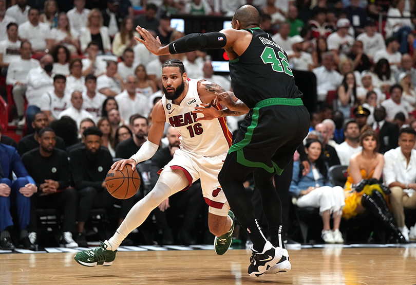 Al Horford défend sur Caleb Martin