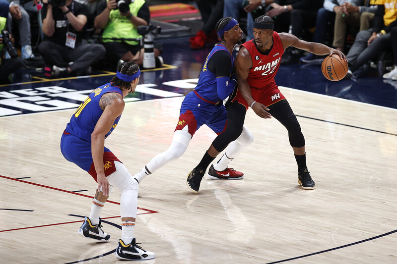 Jimmy Butler face aux Denver Nuggets