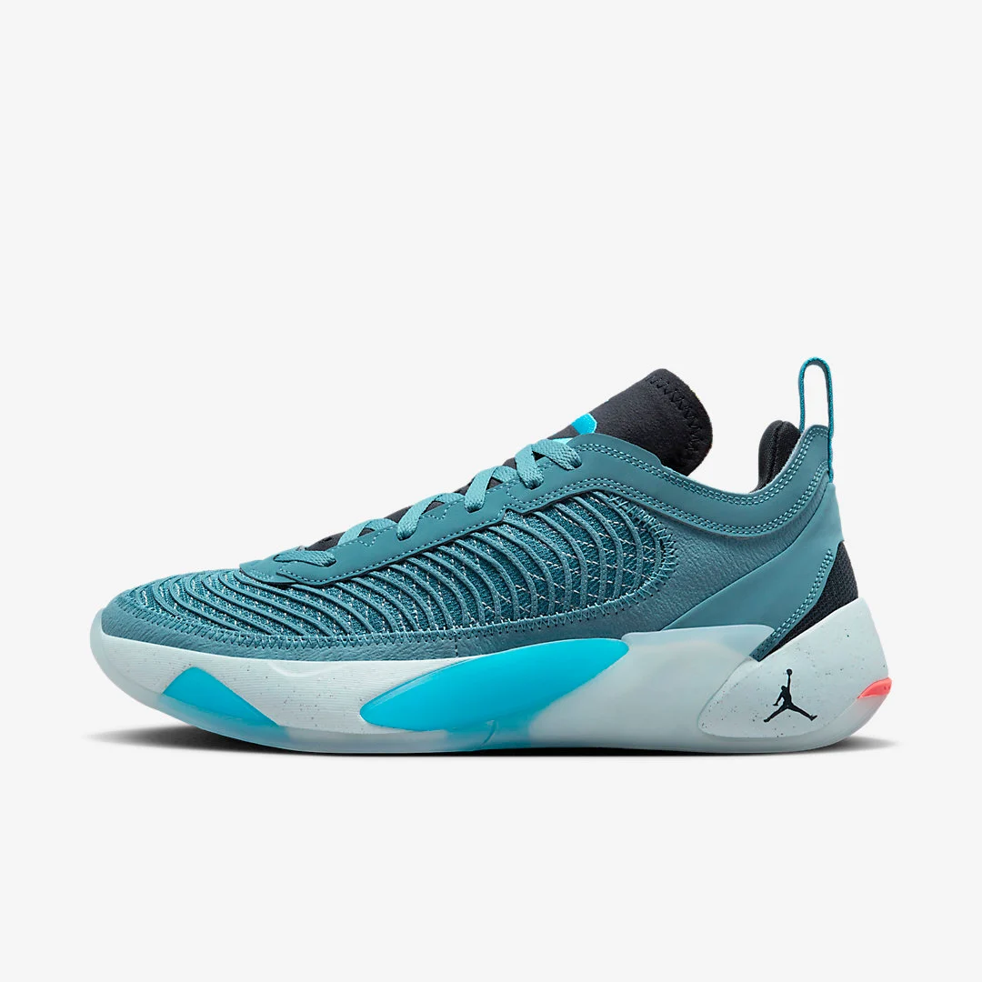 Le nouveau coloris de la première chaussure signature de Luka Doncic arbore deux teintes de bleu avec des finitions en noir et blanc.