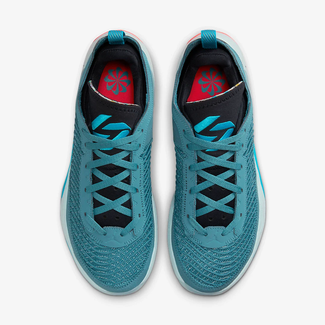 Le nouveau coloris de la première chaussure signature de Luka Doncic arbore deux teintes de bleu avec des finitions en noir et blanc.