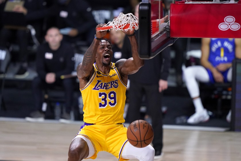 Dwight Howard va discuter avec les Warriors