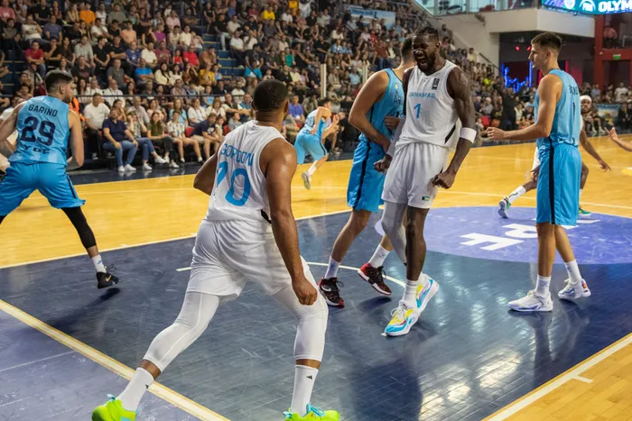 Eric Gordon et Deandre Ayton avec les Bahamas