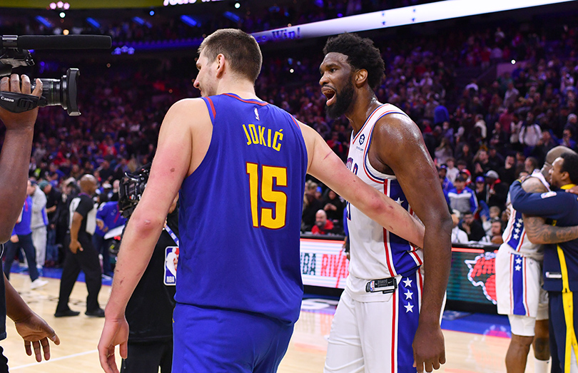 Nikola Jokic et Joel Embiid