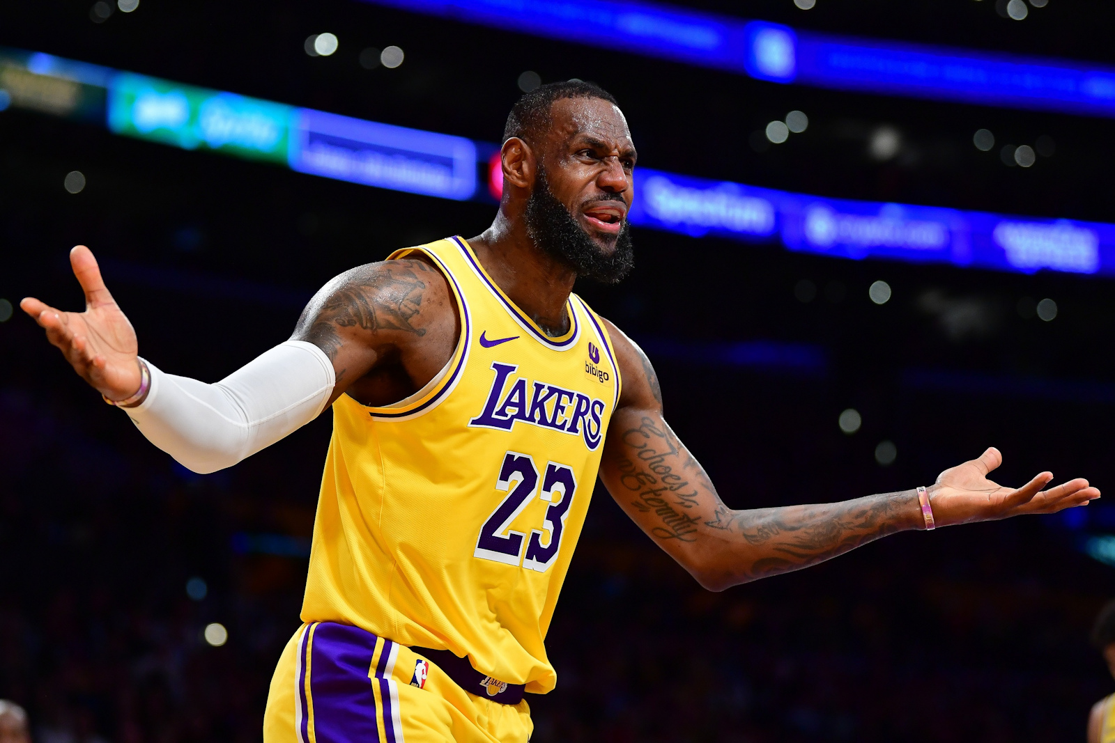 LeBron James zappe les médias et les Lakers plongent dans la crise