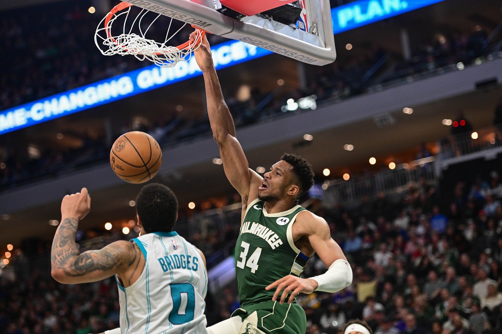 Giannis Antetokounmpo (Milwaukee Bucks) au dunk contre les Hornets