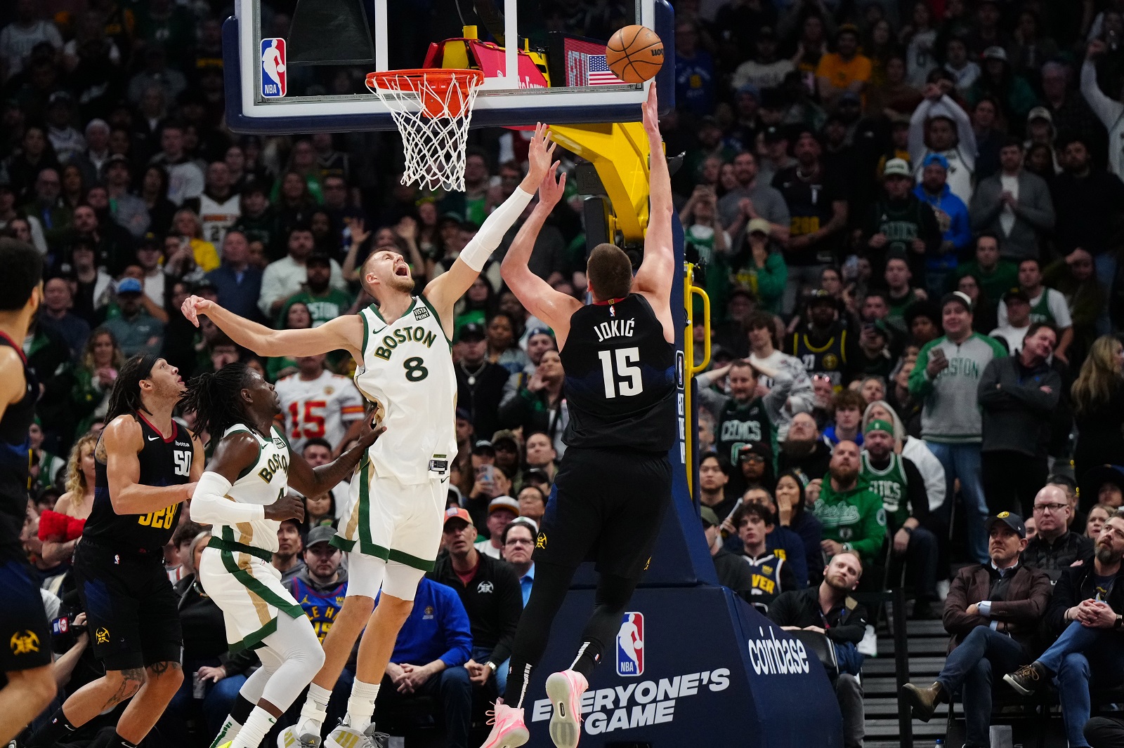 Kristaps Porzingis (Celtics) face à Nikola Jokic (Nuggets)