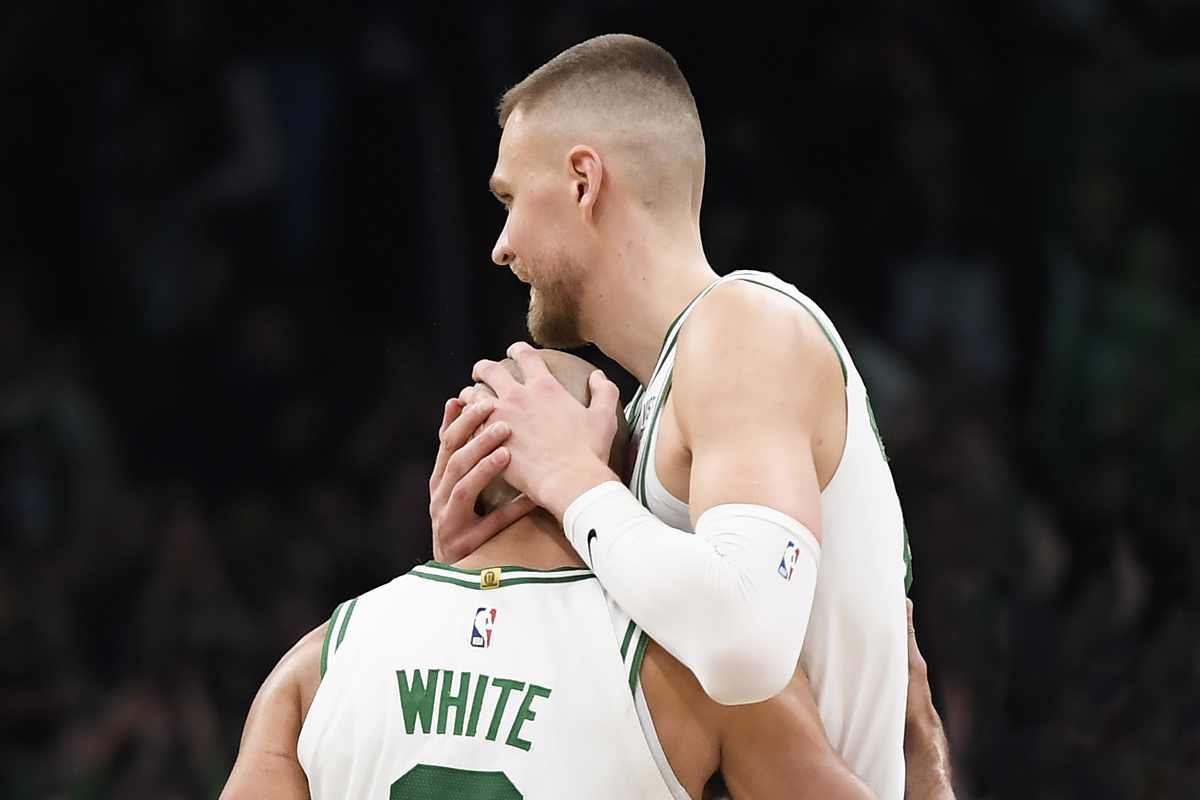 Kristaps Porzingis, Derrick White et le piège de la hanche