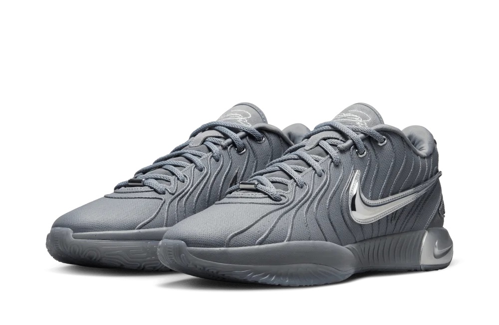 Le nouveau coloris de la LeBron 21 se présente avec le fameux gris 