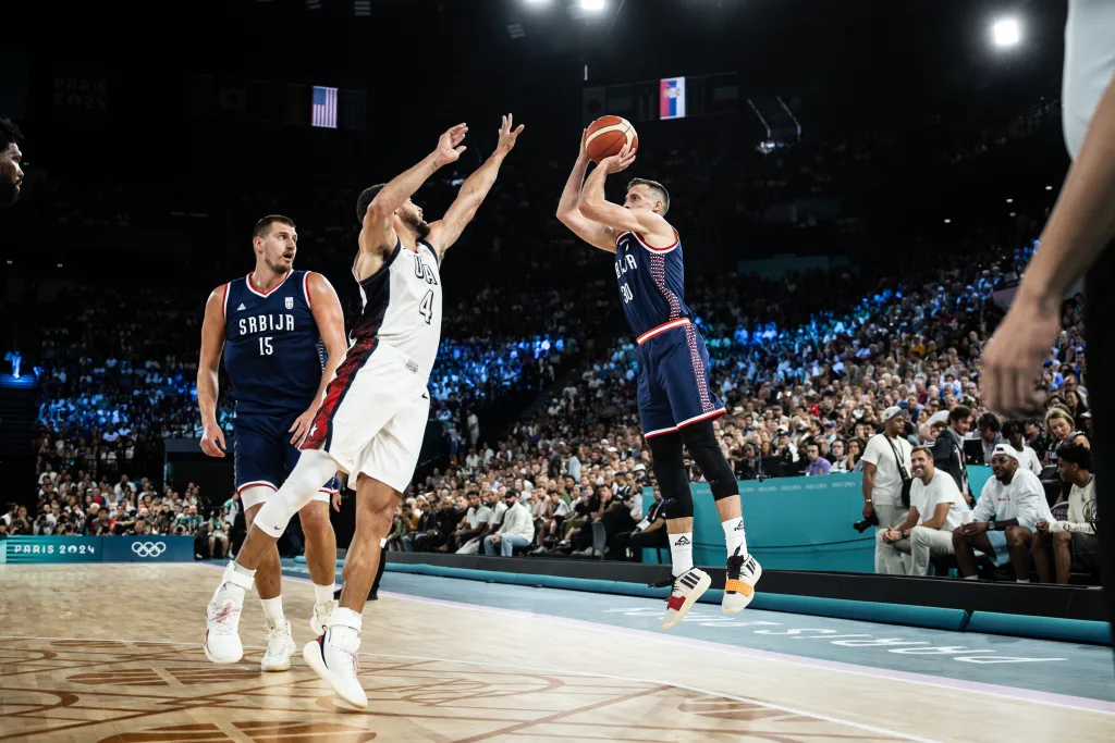Aleksa Avramovic face à Stephen Curry