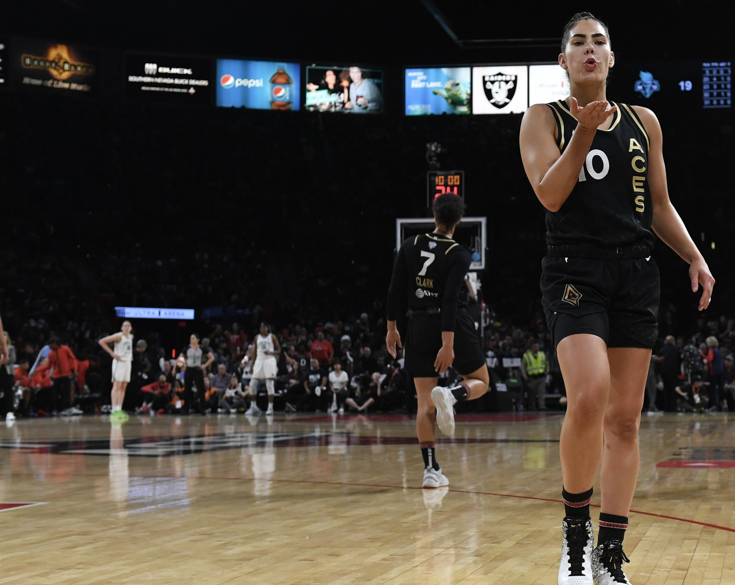 kelsey plum gabby williams