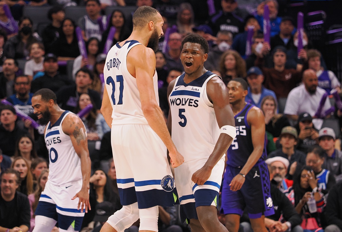 Mike Conley, Rudy Gobert et Anthony Edwards avec les Timberwolves
