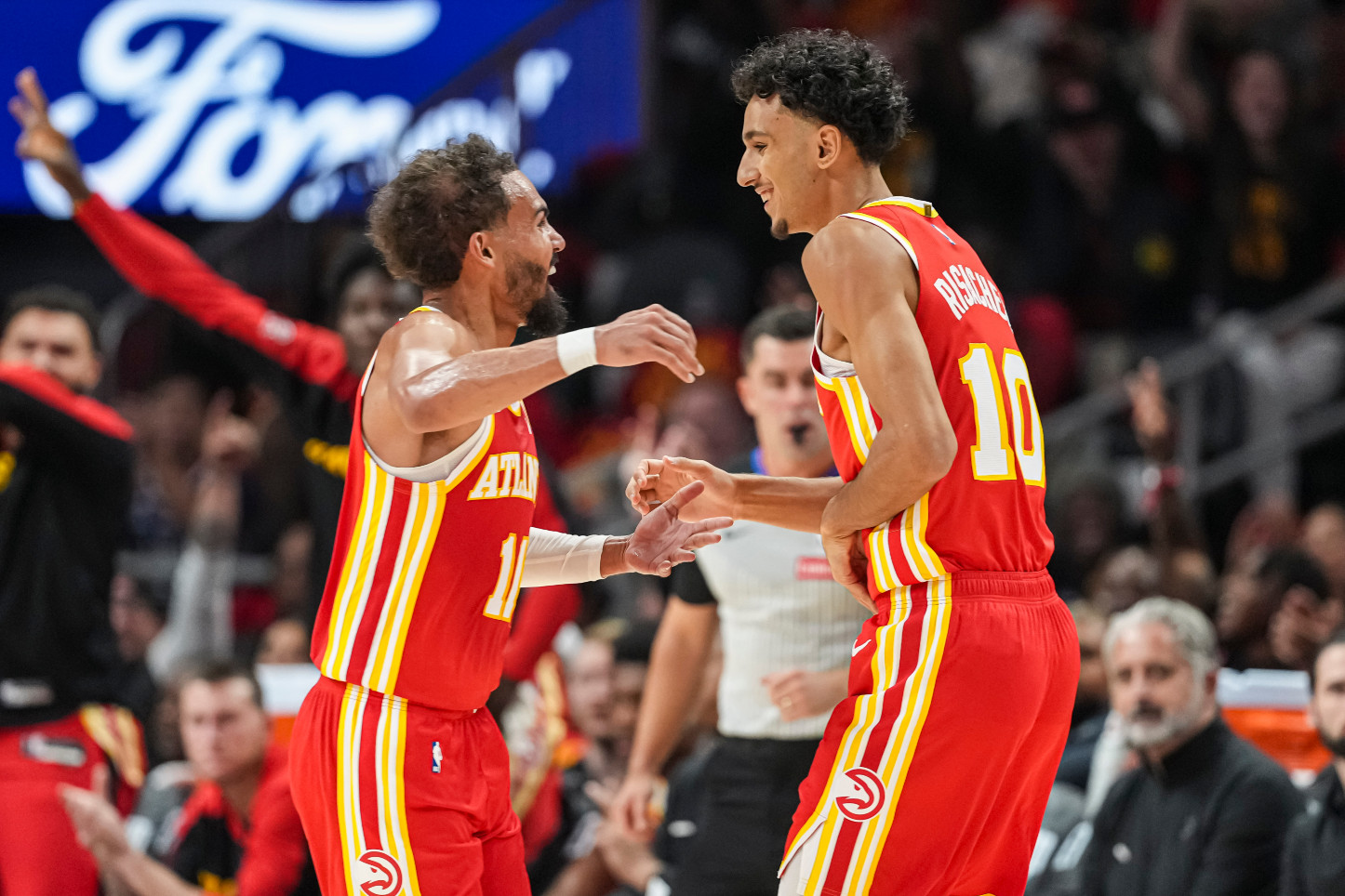 Trae Young et Zaccharie Risacher avec les Hawks