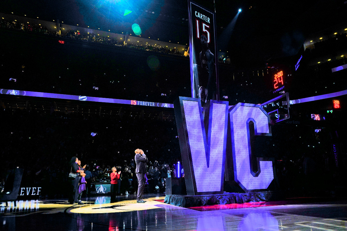 Vince Carter dont le maillot a été retiré par les Raptors