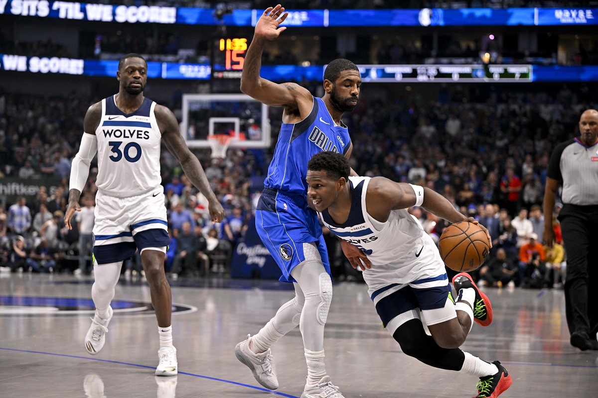 Anthony Edwards face à Kyrie Irving lors de Mavericks-Wolves
