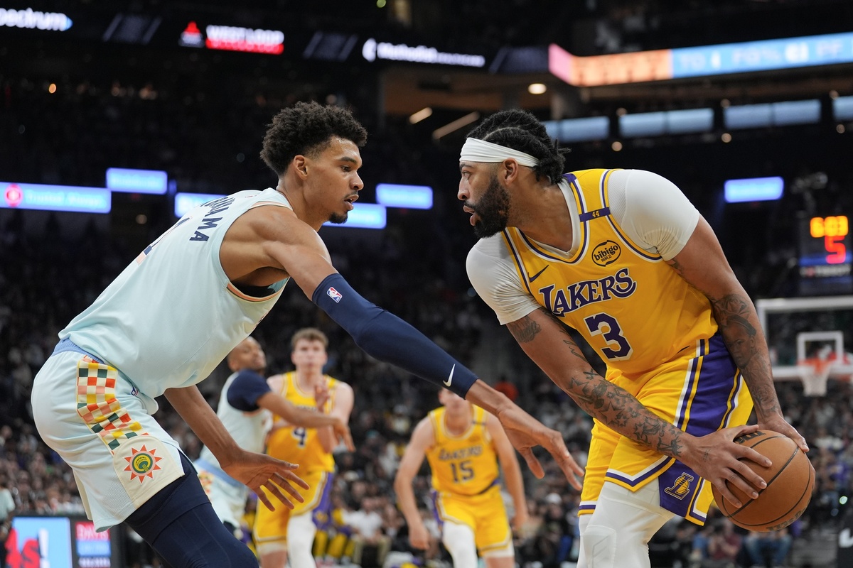 Anthony Davis face à Victor Wembanyama