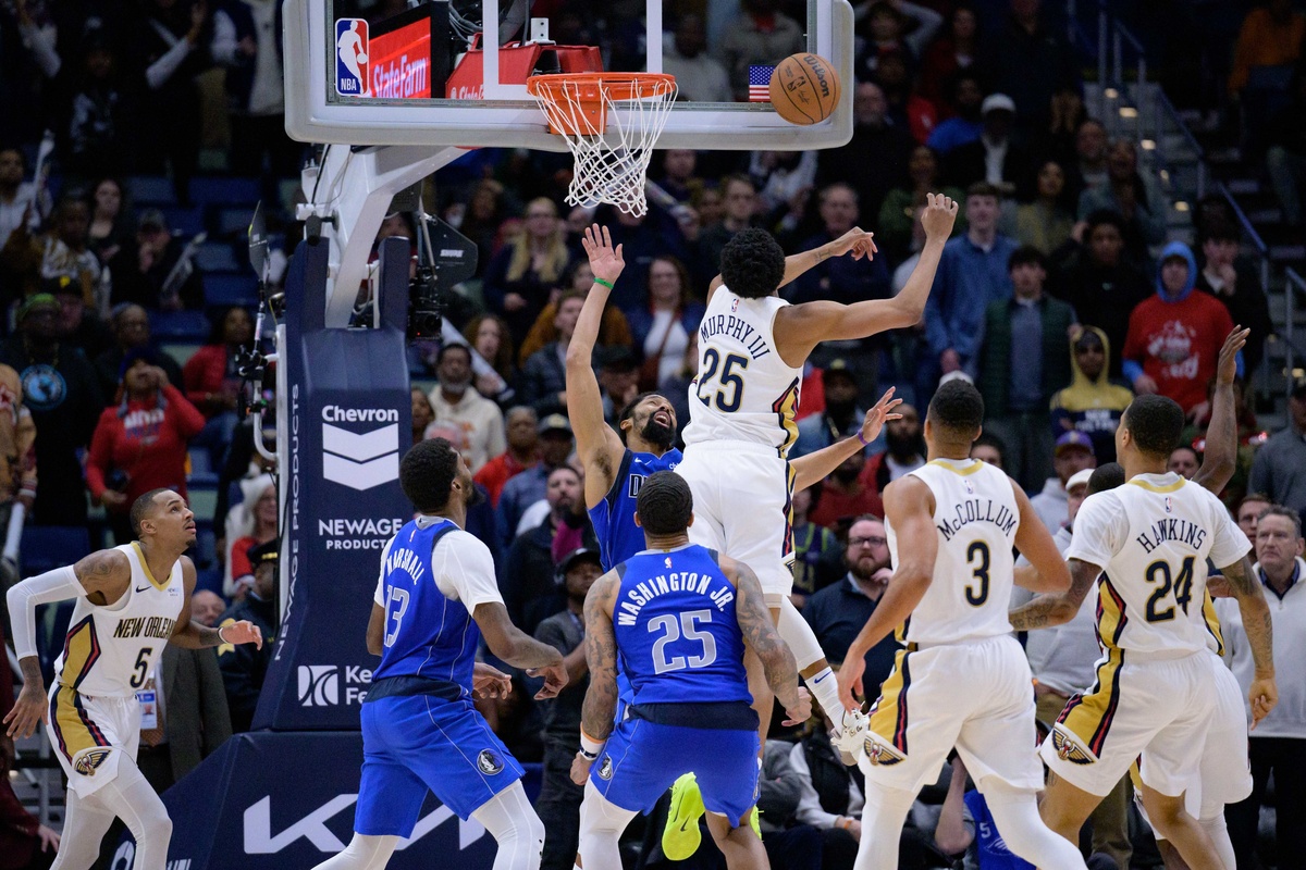 Spencer Dinwiddie contré par Trey Murphy III
